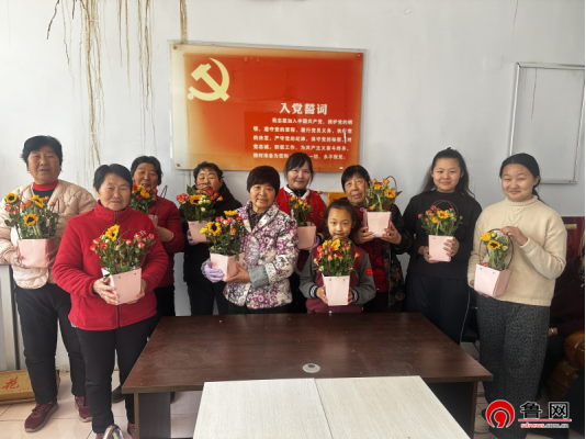 德州天衢新区抬头寺镇在沟李村开展“鲜花招展 浸润万家”活动