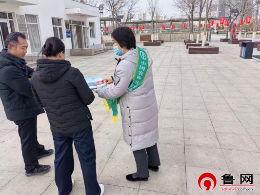 休假时光涨知识，随身“金融顾问”伴身旁——农行德州德城支行推广金融便民利企手册2