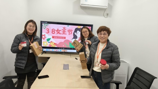 平安产险莱阳支公司温情庆“三八” 人文关怀暖人心