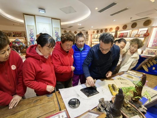 组织曹家巷社区组织居民走进张运祥木版年画工作室 体验年画非遗