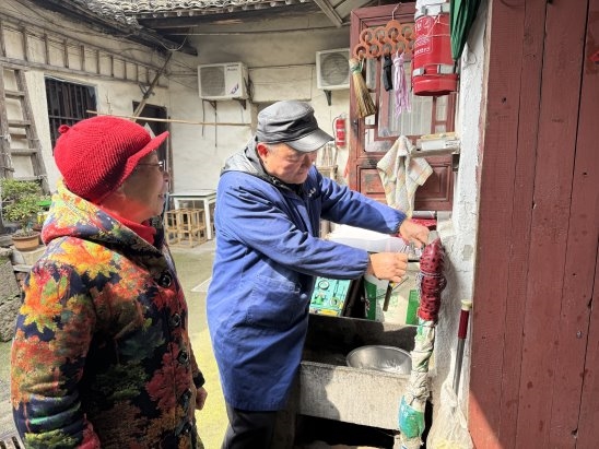 八字桥畔暖掌柜尹建明:以爱为灯,照亮小家与老街