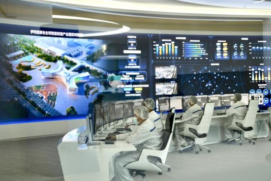 在伊利健康谷智控中心，工作人员通过大屏对生产全过程进行实时监控（马建荃 拍摄）