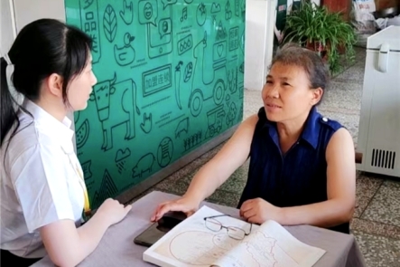 图为工作人员上门服务