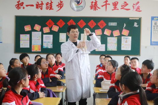 2-主治中医师尤传坤给小学生展示脊柱模型