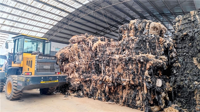 从“田间垃圾”到“再生资源”——四川凉山会理烟区废旧农膜回收利用助推绿色转型纪实