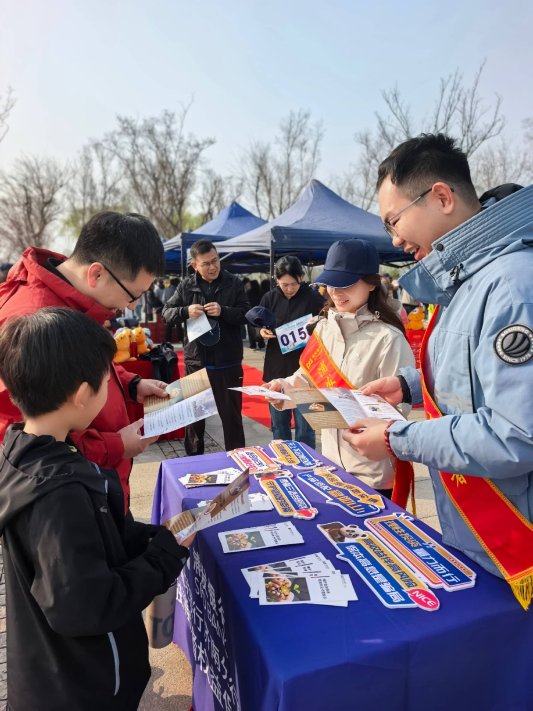 活力健步启新程 消保同行护民生——浦发银行济南分行开展健步行金融教育宣传活动