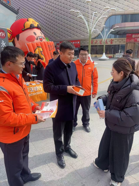 平安产险泰安中心支公司:联动地区联席会成员单位金融知识进商圈