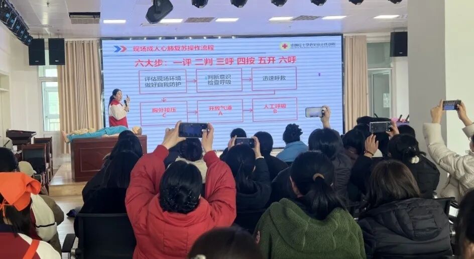 东港区红十字会筑牢校园生命安全屏障