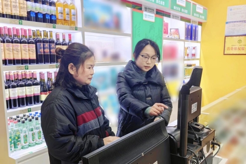 图为与零售户倾心交流