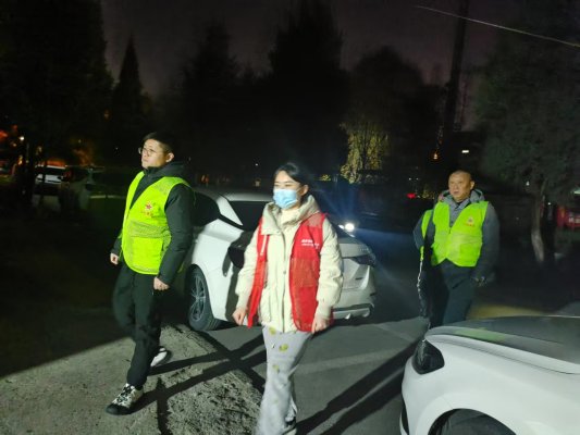 济宁市任城区阜桥街道红星新村社区开展“红袖章”点亮夜间平安灯夜间巡查活动