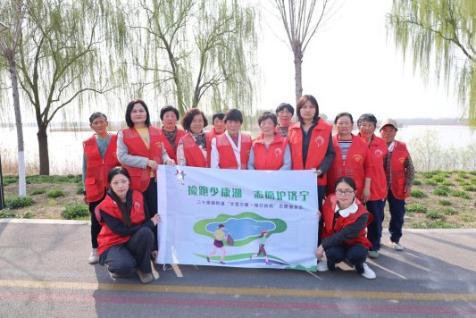 济宁市任城区二十里铺街道“廿里少康·绿行捡跑”志愿服务队开展文明环保志愿活动