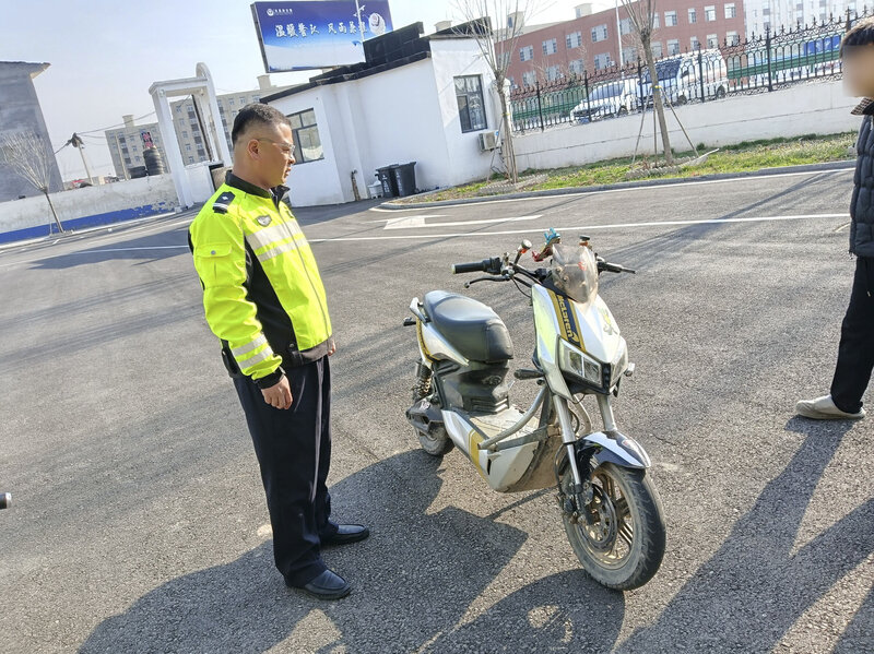 聊城市东昌府区交通管理大队查获2辆无牌无证电摩