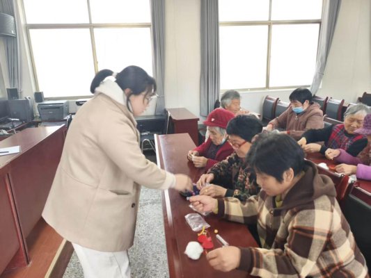 济宁市任城区长沟镇开展“指尖藏福·巧缝吉祥”钥匙扣DIY活动