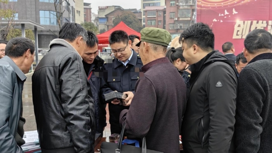 /data/刘璇/办公文件/报道/2026年/学雷锋月系列活动央媒报道/法治护航：让消费环境更加放心.jpg法治护航：让消费环境更加放心