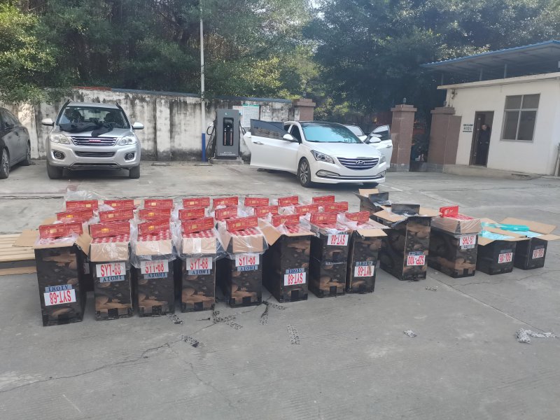 1774845117456696.jpg 图为:查获涉案烟草专卖品情况 胡鑫摄.jpg