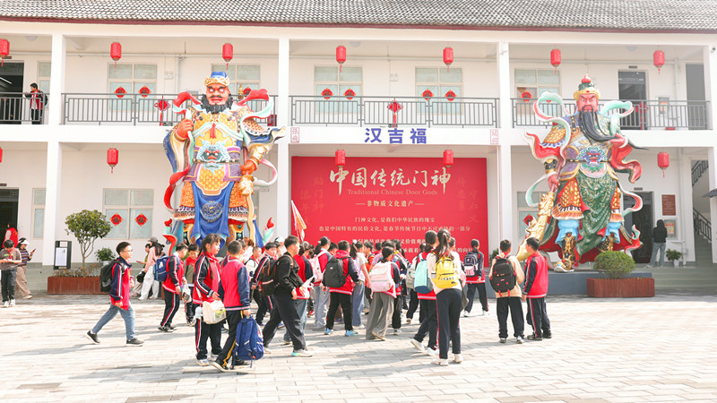 东西湖区近400名小学生走进汉吉福年画博物馆开展研学实践