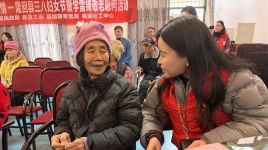 一抹志愿红 满城文明风