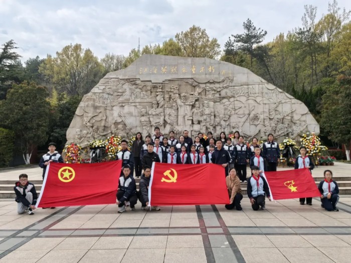 党旗引领成长 队旗接力荣光——合肥一六八玫瑰园学校南校举行党团队一体化清明祭英烈主题活动