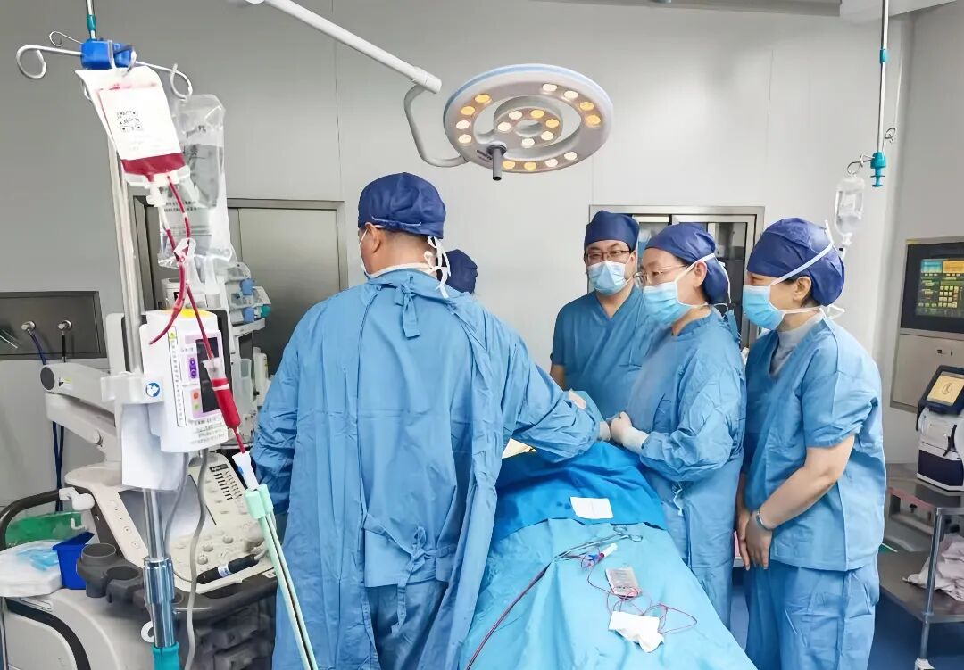 胶东半岛首例!青岛市妇女儿童医院成功为三胞胎中的重度贫血胎儿实施宫内输血,守护生命希望