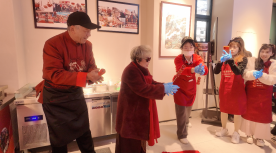 40余名越南游客体验非遗糖球制作技艺