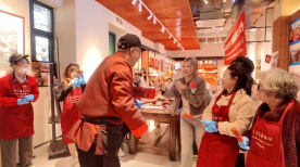 40余名越南游客体验非遗糖球制作技艺