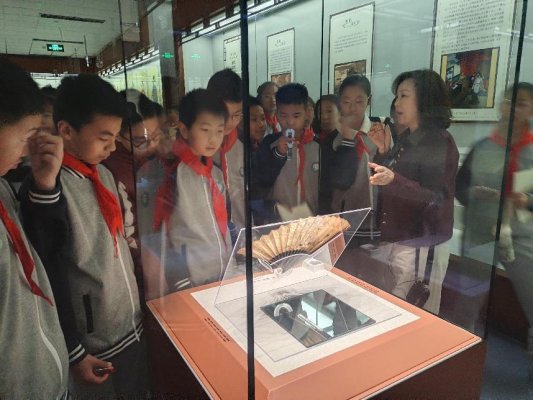 2025.3.9桓台县红莲湖学校六年级十一班开展“莲承雷锋精神 绽放时代光芒”博物馆研学活动 (8)