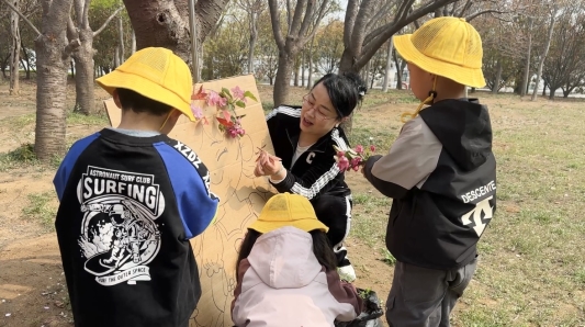 曲阜书院街道:漫步植物园 童心遇春天