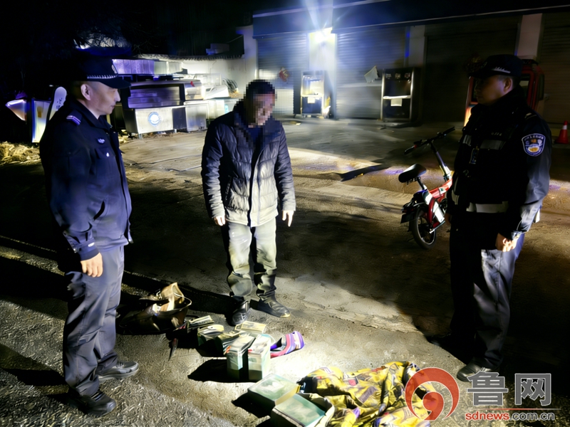 枣庄高新公安巡逻途中现场抓获盗窃电动车电瓶违法行为人