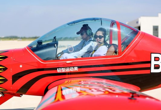 7月30日，在位于山东莱西市店埠镇的青岛莱西通航产业园，飞行爱好者体验驾驶轻型运动飞机。(张进刚 摄4)电话13854260100