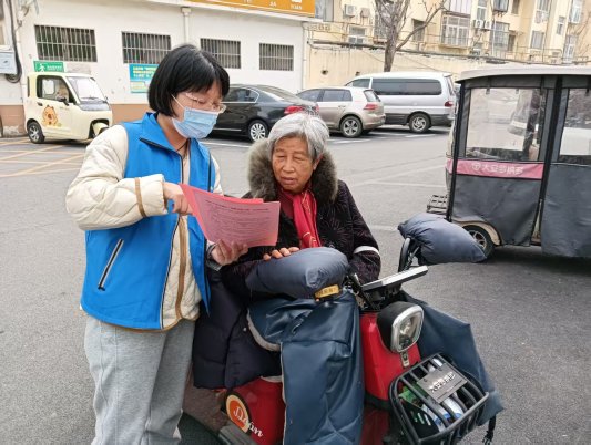 济宁市任城区济阳街道济阳大街社区开展“银龄安康”意外伤害保险宣传活动