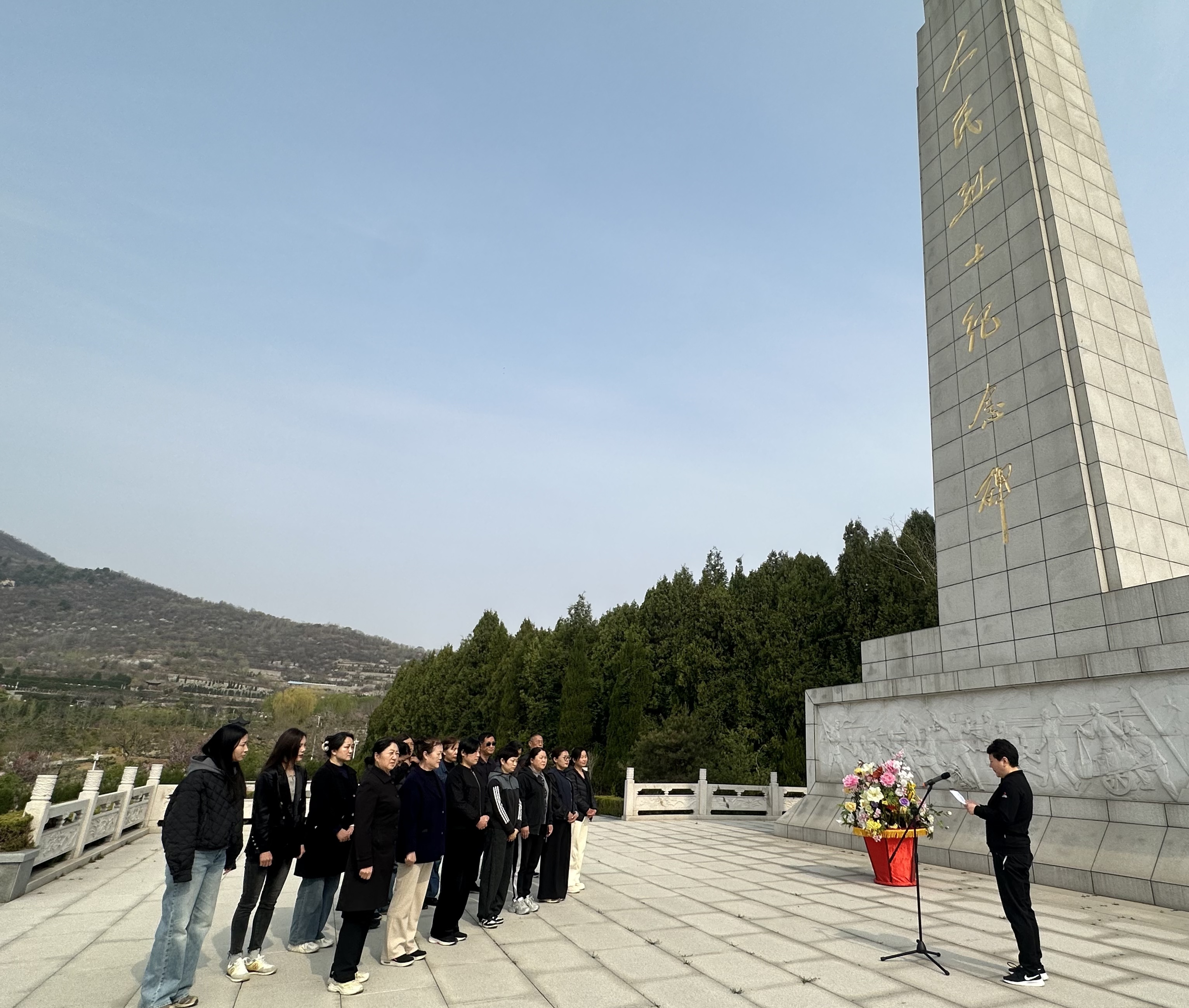 铭记历史缅怀英烈 不忘初心砥砺前行——泰山区利民社区开展清明节主题祭扫活动