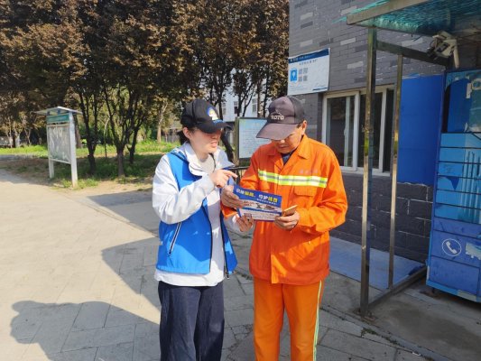济宁市任城区南张街道满庄社区网格员开展反诈宣传 守护居民财产安全