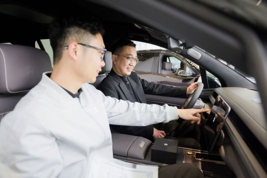 第 90,000 台用户赵先生体验车辆功能