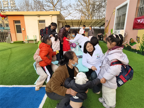 滨城区区直机关医院、市中中心走进滨城区第六实验幼儿园开展义诊活动
