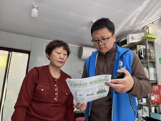 济宁市任城区阜桥街道红星新村社区:文明祭扫寄哀思 网格宣传护平安