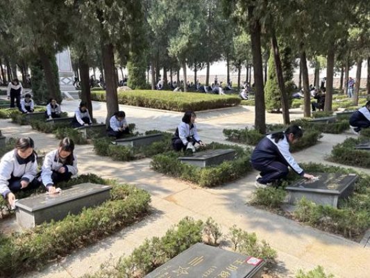 淄博市博山区实验中学:缅怀革命先烈 传承红色基因