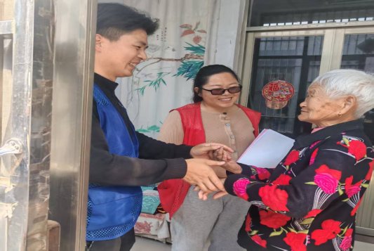 济宁市任城区二十里铺街道孟营村开展“平安网格 法治同行”志愿服务活动