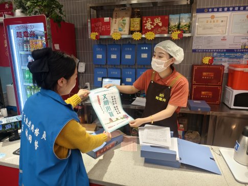 济宁市任城区阜桥街道解放路社区开展“践行文明用餐 守护舌尖新风”宣传活动