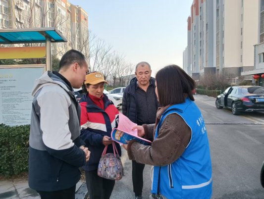 济宁市任城区安居街道运河怡居佳苑社区开展《中华人民共和国反有组织犯罪法》宣传活动