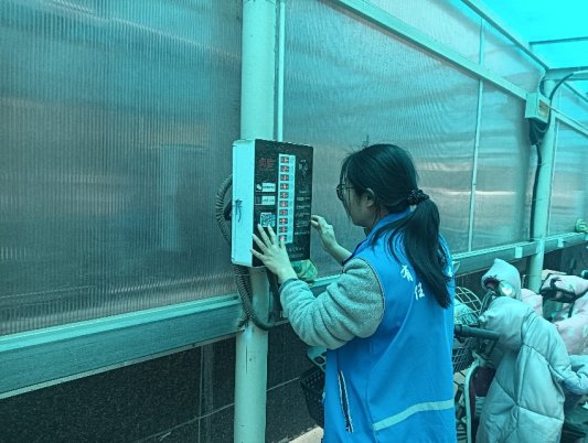 济宁市任城区南张街道满庄社区开展充电车棚安全隐患排查,筑牢社区安全防线