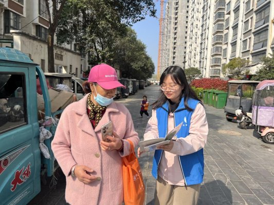 济宁市任城区南张街道悦诚社区开展“邪教肆虐祸无穷,全民反邪筑铁墙”宣传活动