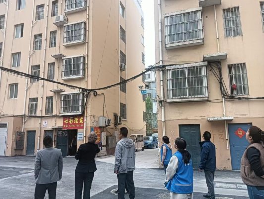 济宁市任城区南张街道红星西路社区:网格联动排查隐患 及时处置落水管漏水