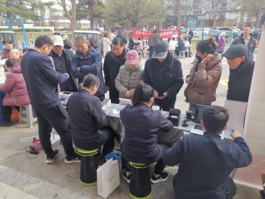 济宁市任城区金城街道洸河花园社区开展“信用+免费手机贴膜”志愿服务活动