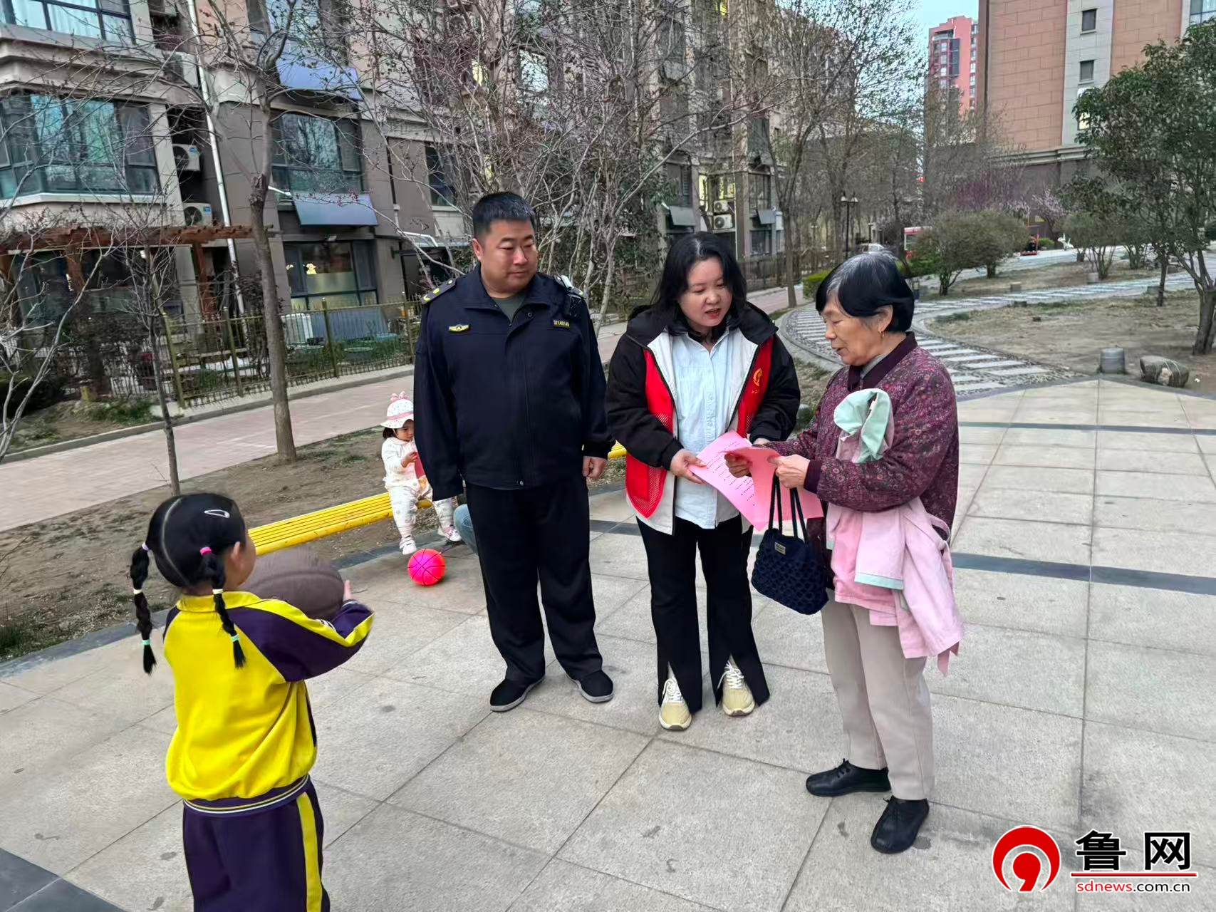 牵好文明绳,养犬不掉“链”——德州天衢新区宋官屯街道十二里庄社区:开展文明养犬主题宣传活动