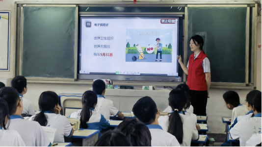 执法人员向学生讲解电子烟危害