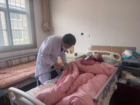 医养融合暖人心！东城区社区卫生服务中心走进德润养老院为失能老人送健康(图1)