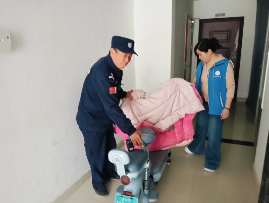 济宁市任城区南张街道红星西路社区开展“共治楼道停车乱象 筑牢社区安全屏障”专项整治活动