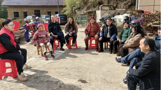 普法志愿者在农家院坝开展普法宣讲