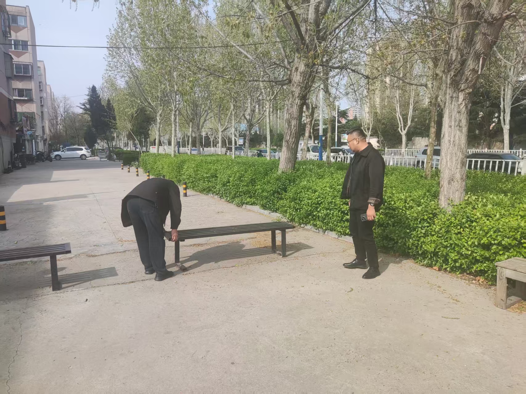 小座椅换新颜 民生实事暖民心——韩家结庄村更换广场座椅获村民点赞