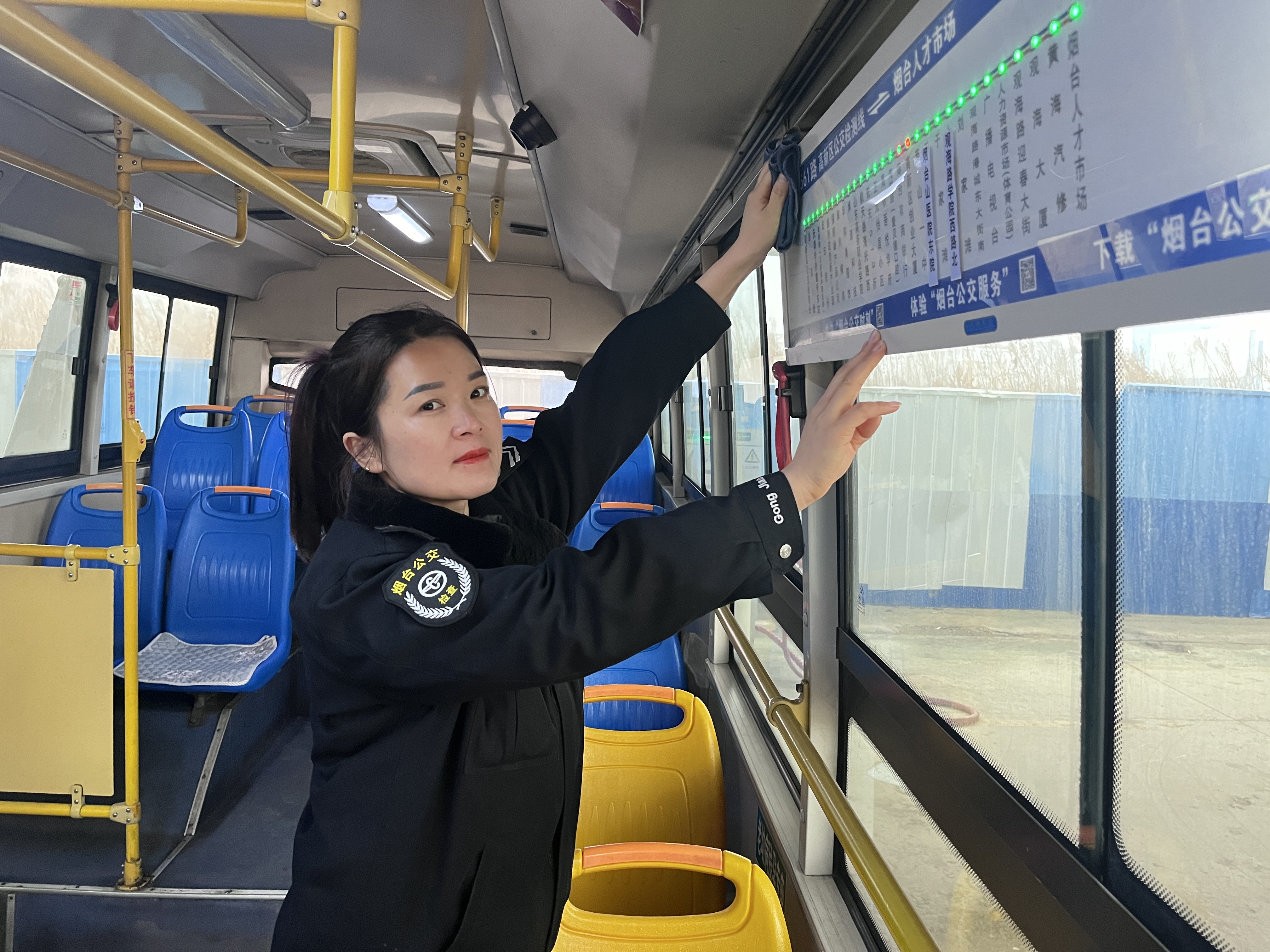 临危不惧先担当 公交巾帼勇救火 烟台高新区女公交驾驶员房喜梅秒变“消防员”